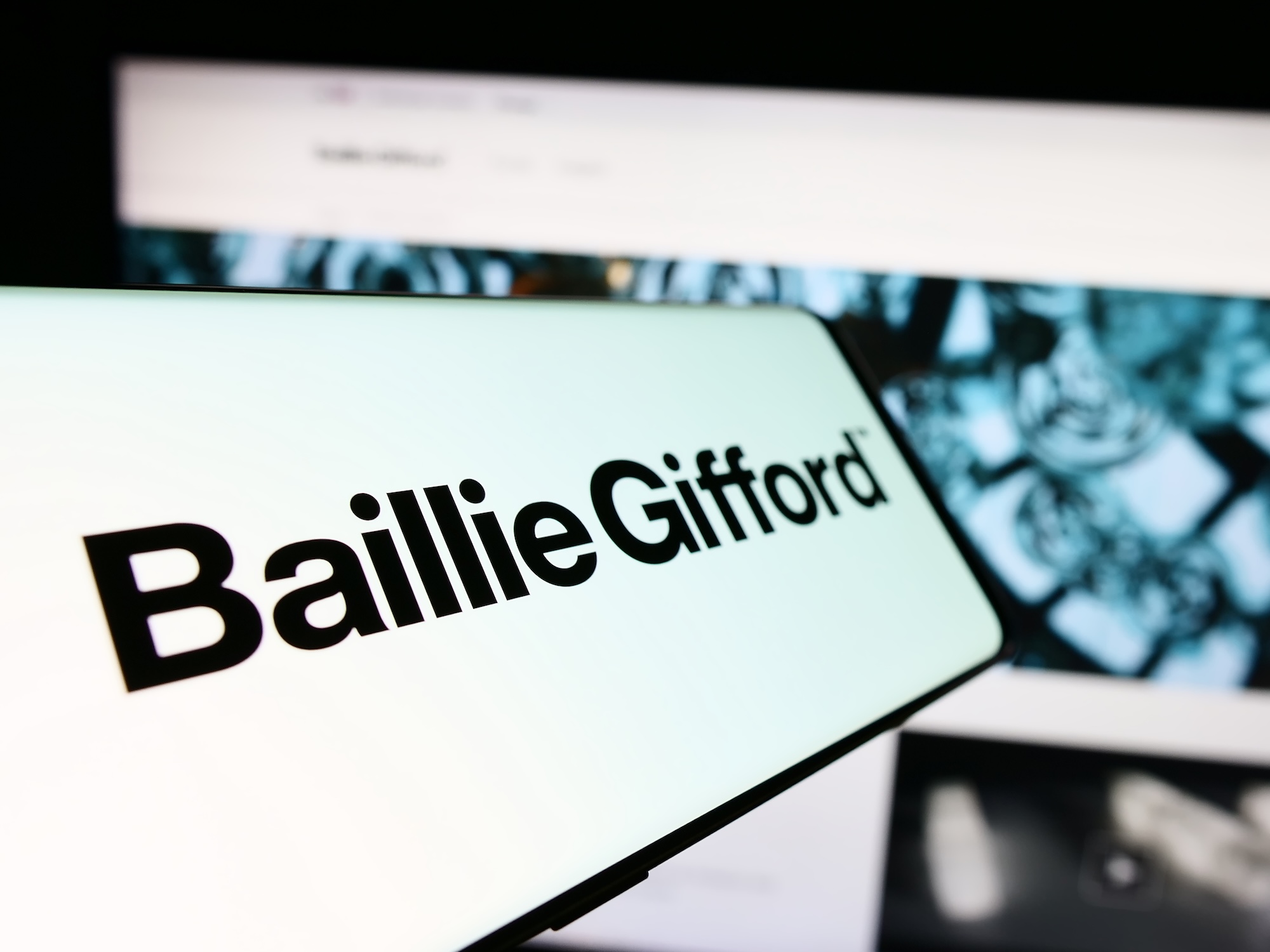 Proxy advisers and major shareholders back Edinburgh Worldwide board against Saba Capital